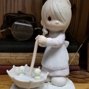 Collectible: Precious Moments Let Love Reign